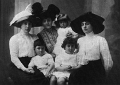19120000 NELLIE DEMETRIADI (née Ionides) - CONSTANTINE DEMETRIADI - NETTA ZARIFI (née Vlasto) - FANNY ZARIFI (m. Charles-Roux) - KOSTIA RODOCANACHI - 